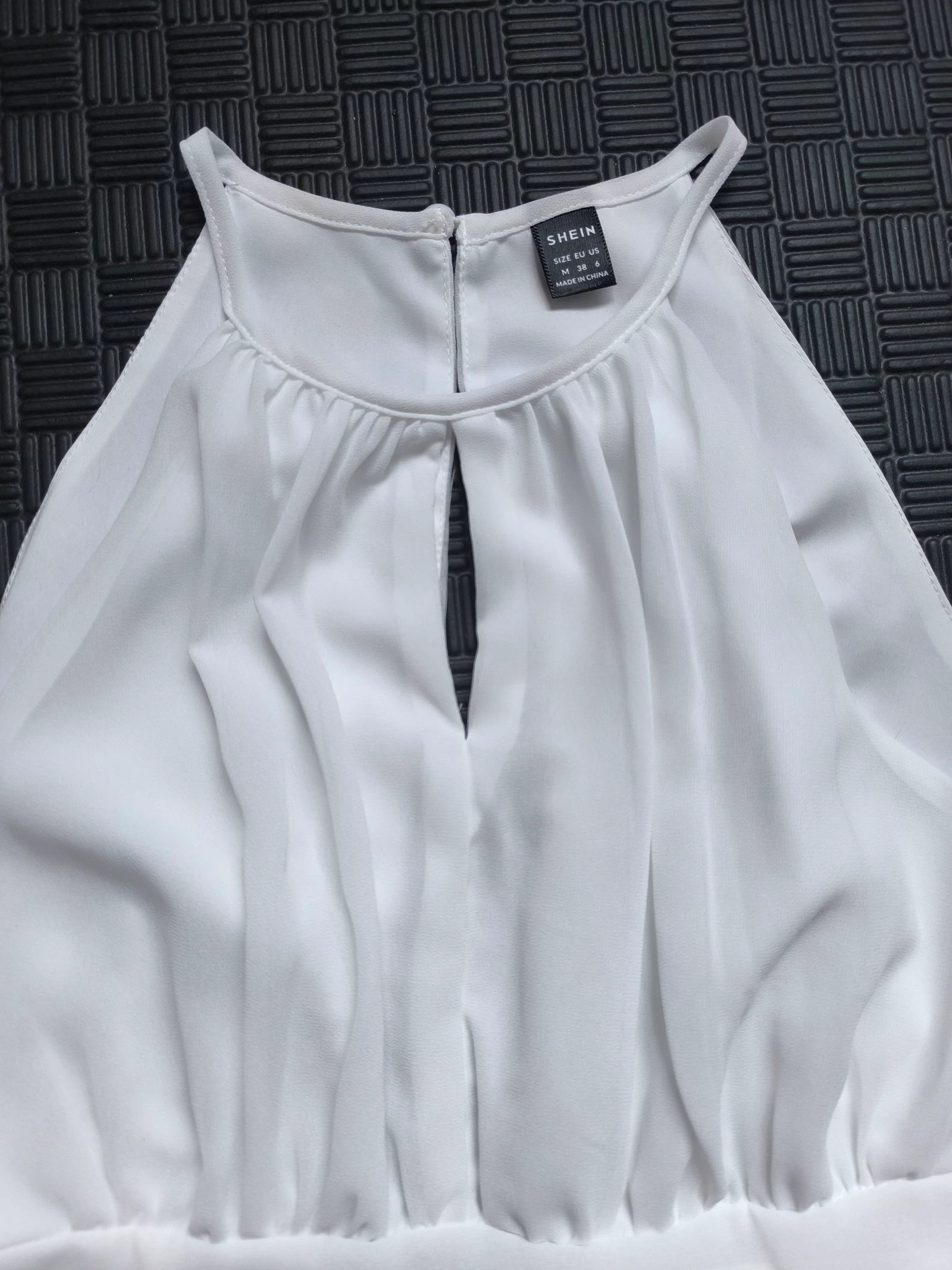 Vestido branco gola halterofilia – photo 2